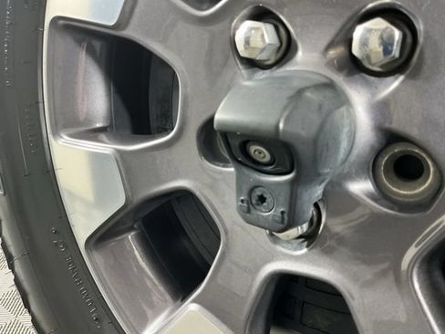 Used 2018 Jeep Wrangler Unlimited Sahara AWD/4WD image 9