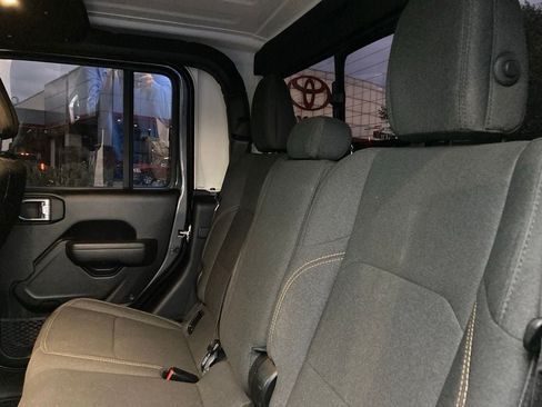 Used 2025 Jeep Gladiator Sport AWD/4WD image 8