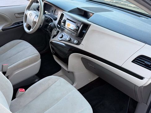 Used 2012 Toyota Sienna FWD image 14