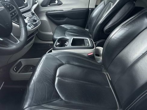 Used 2022 Chrysler Pacifica Touring-L w/ Uconnect Theater Family Group AWD/4WD image 6