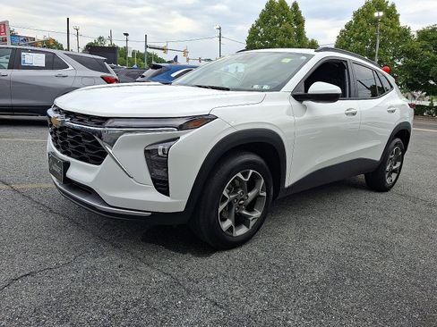 Used 2024 Chevrolet Trax LT w/ Driver Confidence Package FWD image 1