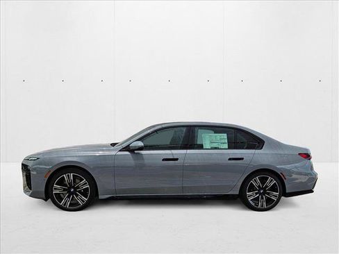 Used 2025 BMW 740i image 5