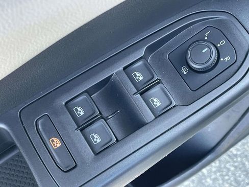 Certified 2022 Volkswagen Taos SE FWD image 16