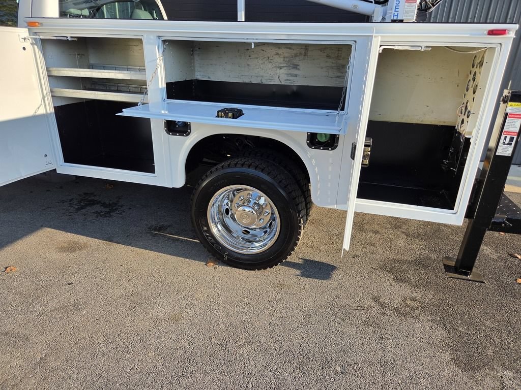 Used 2014 Ford F550 4x4 Regular Cab Super Duty image 4