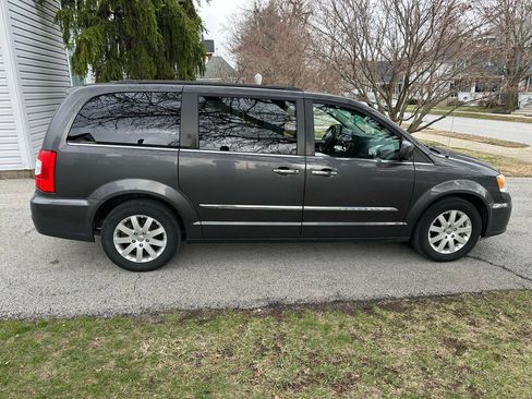 Used 2016 Chrysler Town & Country Touring w/ Driver Convenience Group image 8