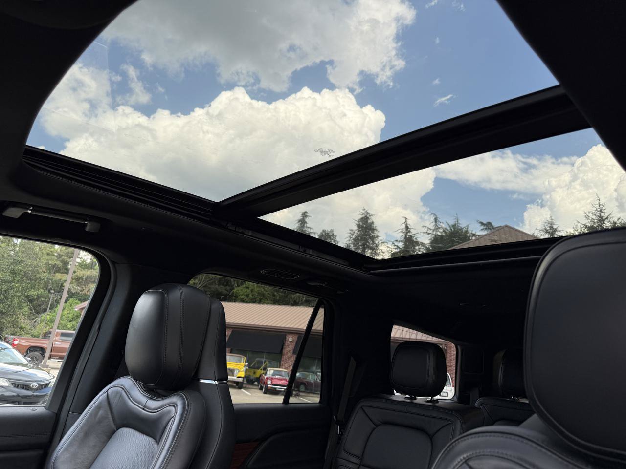 Used 2021 Lincoln Navigator Reserve w/ Luxury Package RWD image 22