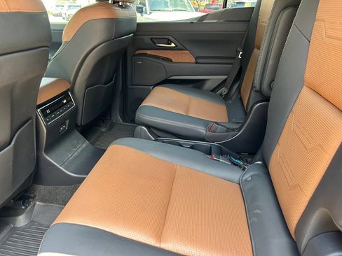 Used 2024 Lexus GX 550 w/ Accessory Package (Z1) AWD/4WD image 19