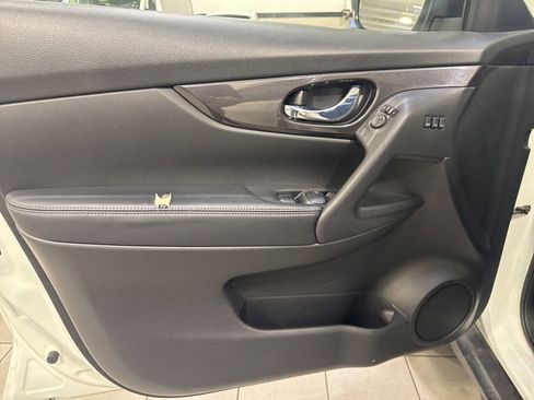 Used 2018 Nissan Rogue SV w/ Sun & Sound Touring Package image 11