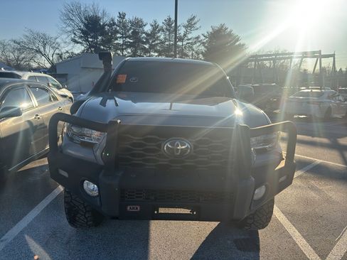 Used 2021 Toyota Tacoma TRD Off-Road image 2