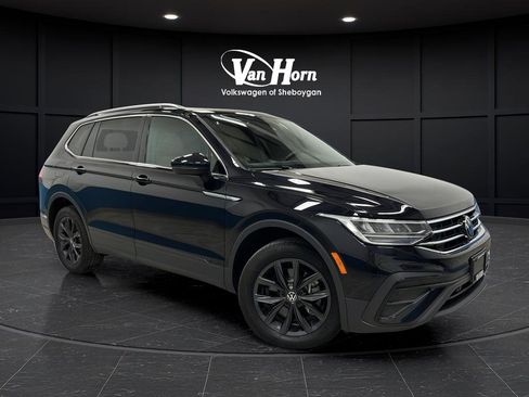 Used 2024 Volkswagen Tiguan SE w/ Panoramic Sunroof Package image 1