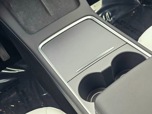 Used 2025 Tesla Model Y Long Range image 34