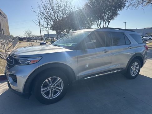 Used 2022 Ford Explorer XLT RWD image 2