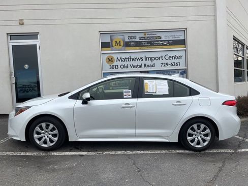 Used 2022 Toyota Corolla LE image 2