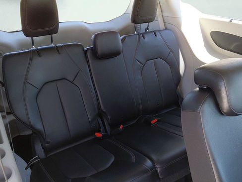 Used 2019 Chrysler Pacifica Touring-L FWD image 16