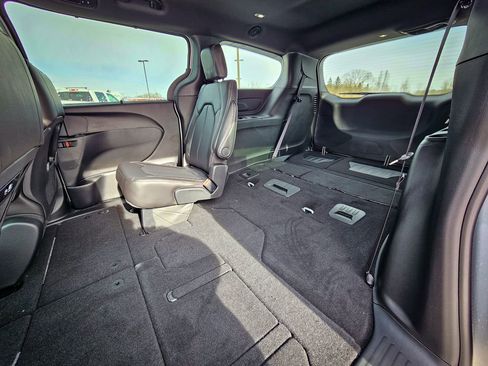 New 2026 Chrysler Pacifica Select image 36