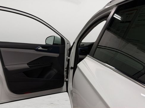 Certified 2024 Volkswagen Taos SE w/ Panoramic Sunroof Package AWD/4WD image 14