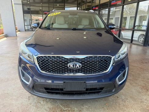 Used 2017 Kia Sorento LX w/ LX Convenience Package image 2
