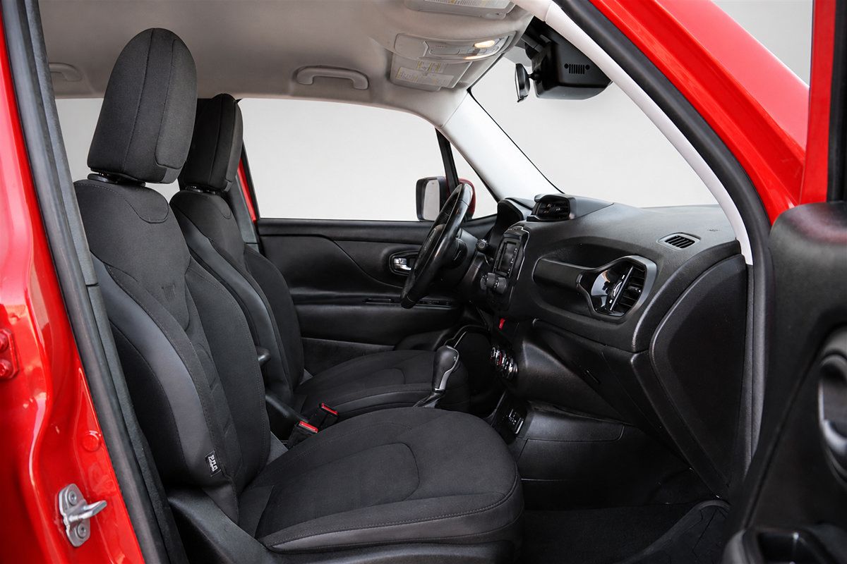 Used 2017 Jeep Renegade Altitude FWD image 21