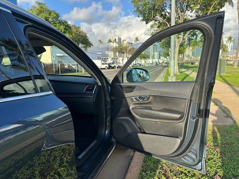 Used 2020 Volvo XC90 T5 Momentum w/ Protection Package Premier image 16