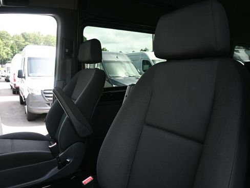 Used 2025 Mercedes-Benz Sprinter 2500 image 5