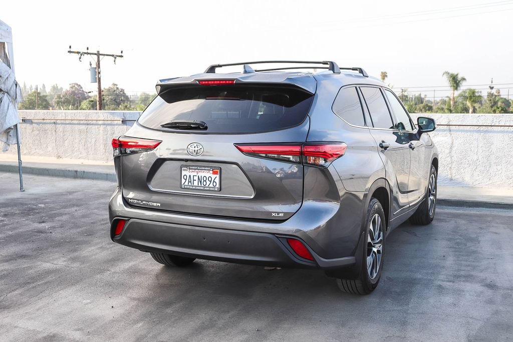 Used 2022 Toyota Highlander XLE FWD image 9