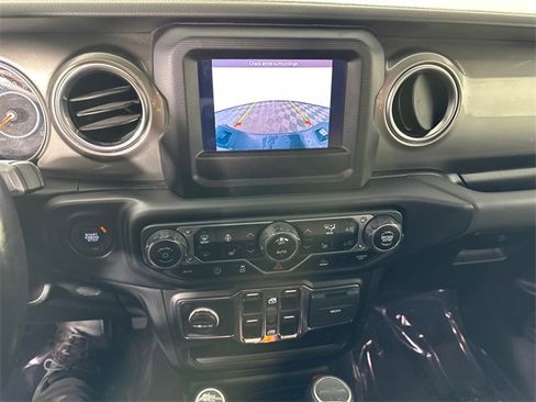 Certified 2020 Jeep Gladiator Overland w/ Cold Weather Group image 29