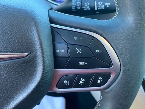 Used 2023 Chrysler Pacifica Touring-L FWD image 18