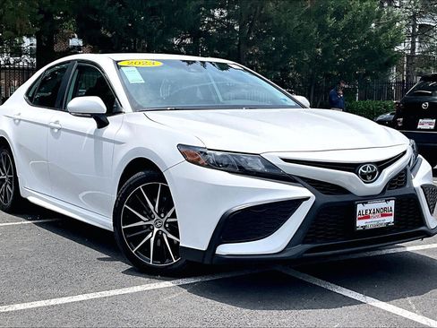 Used 2023 Toyota Camry SE w/ Convenience Package FWD image 2