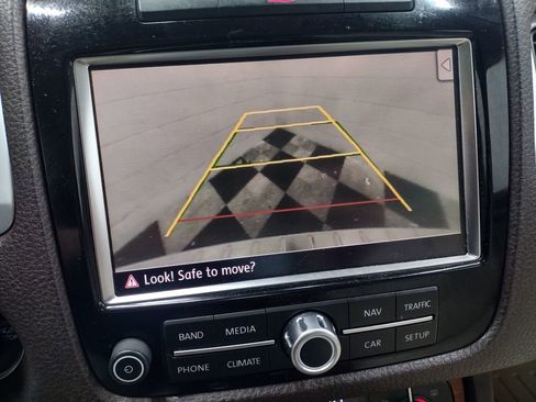 Used 2012 Volkswagen Touareg TDI image 8