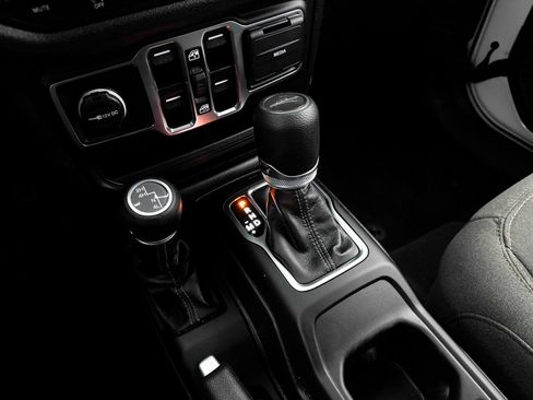 Used 2025 Jeep Gladiator Sport AWD/4WD image 17