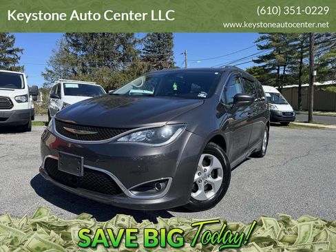 Used 2017 Chrysler Pacifica Touring-L Plus w/ Advanced Safetytec Group FWD image 1