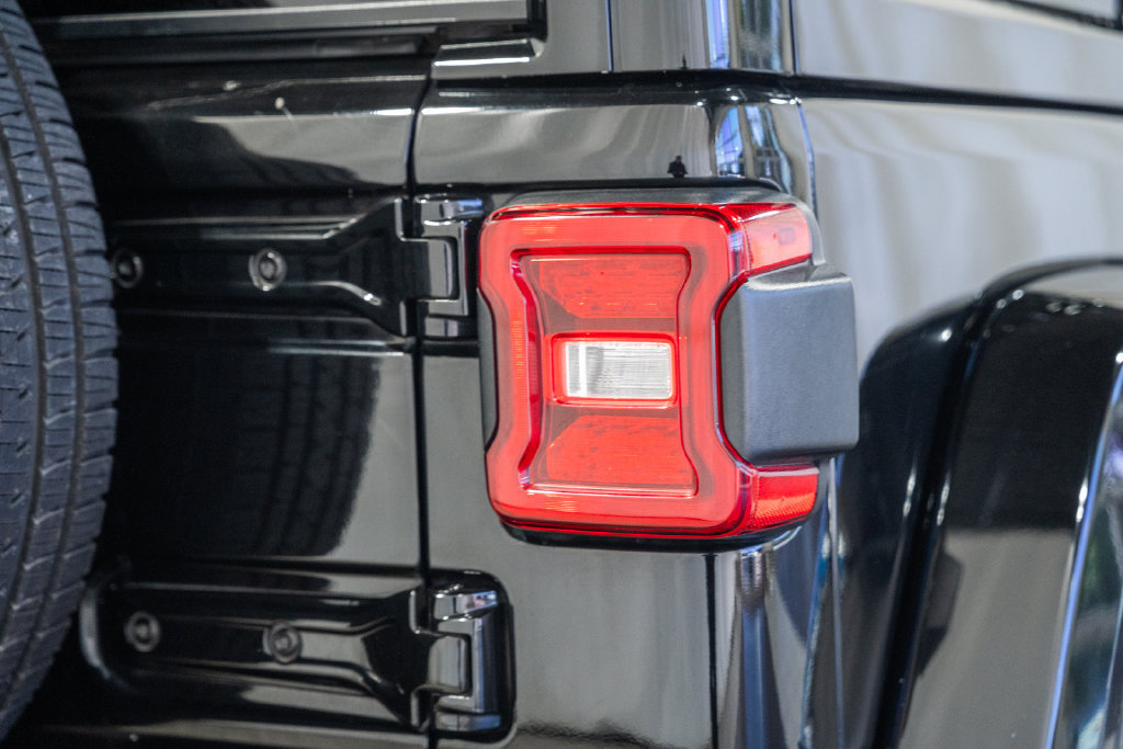 Used 2023 Jeep Wrangler Unlimited Sahara AWD/4WD image 6