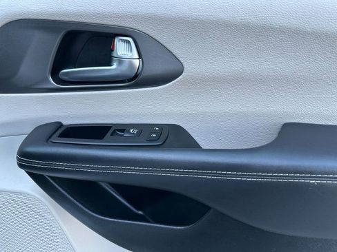 Used 2023 Chrysler Pacifica Touring-L image 18