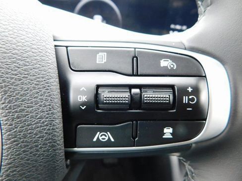 Used 2025 Kia Sportage SX image 19
