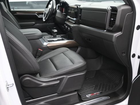 Used 2024 Chevrolet Silverado 1500 LT Trail Boss w/ Convenience Package II AWD/4WD image 11