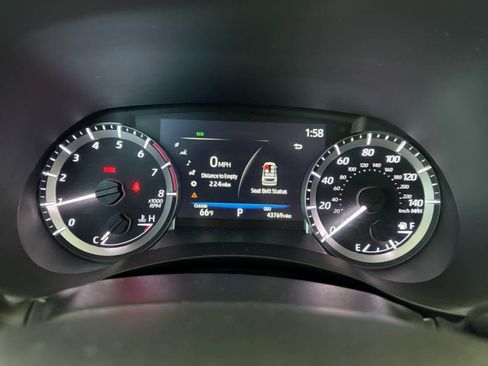 Used 2023 Toyota Highlander XLE image 3