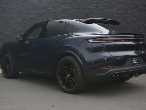 Certified 2025 Porsche Cayenne Coupe image 3