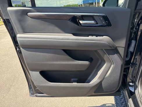 Used 2025 Chevrolet Suburban Z71 AWD/4WD image 31
