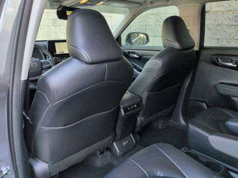 Used 2023 Toyota Highlander XLE image 19