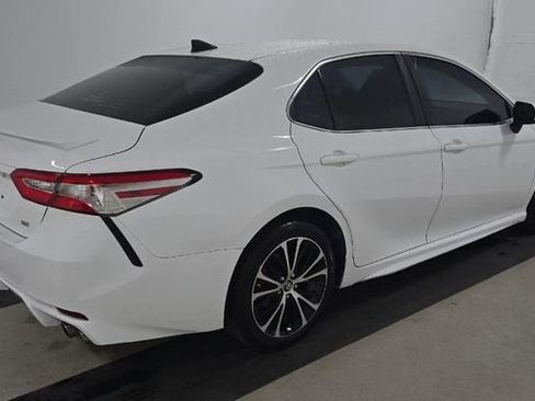 Used 2020 Toyota Camry SE image 3
