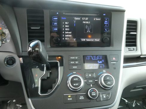 Used 2015 Toyota Sienna XLE FWD image 22