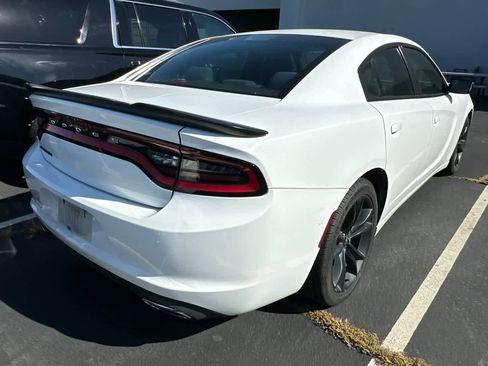Used 2017 Dodge Charger SE w/ Blacktop Package RWD image 2