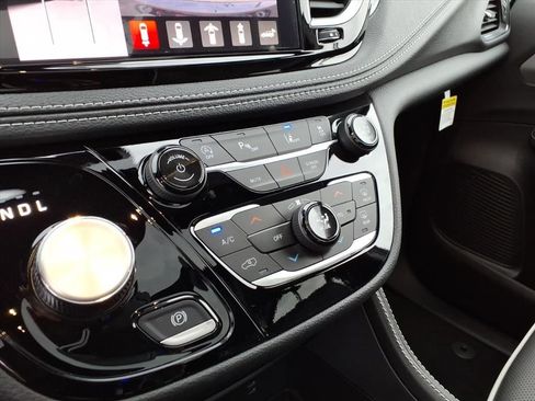 New 2026 Chrysler Pacifica Limited image 25