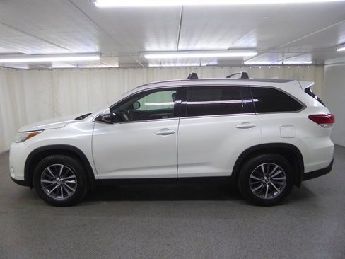 Used 2019 Toyota Highlander XLE AWD/4WD image 4
