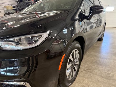 Used 2022 Chrysler Pacifica Touring-L image 42