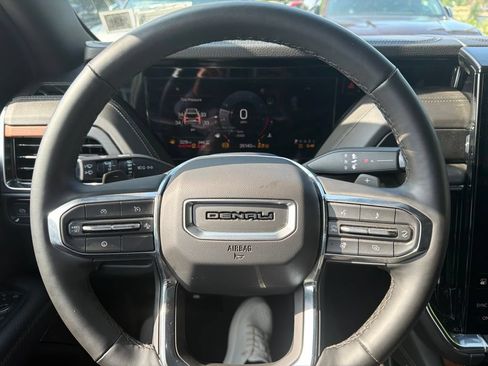 Used 2025 GMC Yukon XL Denali AWD/4WD image 11
