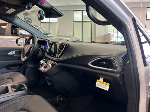 New 2025 Chrysler Pacifica Select image 33