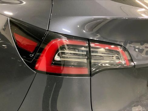 Used 2022 Tesla Model Y Long Range image 26