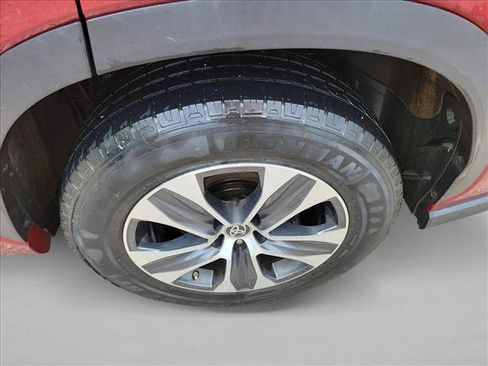 Used 2020 Toyota Highlander XLE FWD image 12