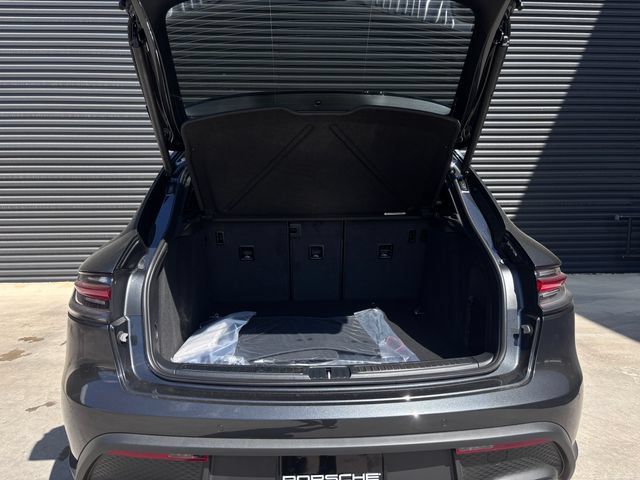 Certified 2026 Porsche Macan AWD/4WD image 25
